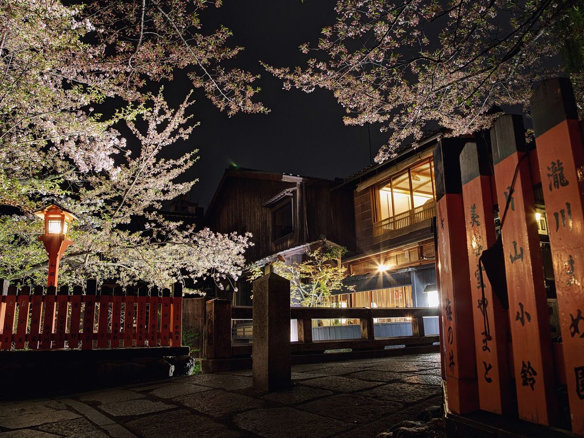 The stone Tatsumi Bridge crossing the Shirakawa canal in Gion, Kyoto